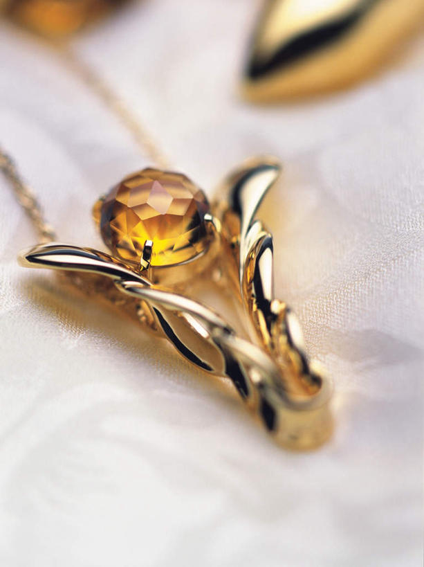 无人,竖图,俯视,室内,特写,白天,白色背景,爱情,桌面,桌子,静物,项链,珠宝,朦胧,模糊,装饰,挂饰,浪漫,黄金,装饰品,饰品,首饰,金色,恩爱,摄影,影棚,华丽,修饰,信物,点缀,宝石,权利,金器,衬托,美观,雅致,雅观,贵金属,彩图,高角度拍摄,影棚拍摄,拍摄,金子