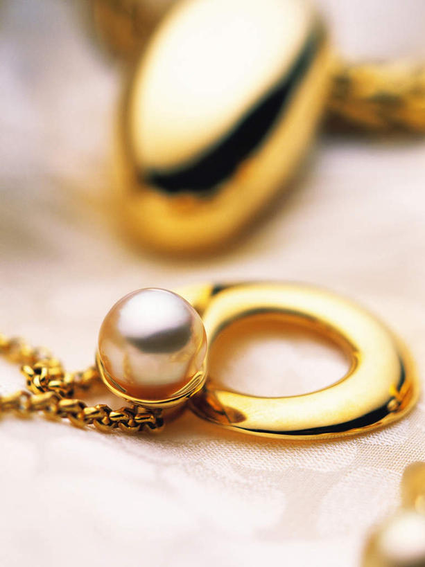 无人,竖图,俯视,室内,特写,白天,爱情,静物,项链,珠宝,朦胧,模糊,装饰,挂饰,浪漫,黄金,装饰品,戒指,饰品,首饰,金色,恩爱,摄影,影棚,链条,华丽,修饰,信物,点缀,宝石,权利,金器,衬托,美观,雅致,雅观,贵金属,彩图,高角度拍摄,影棚拍摄,拍摄,金子