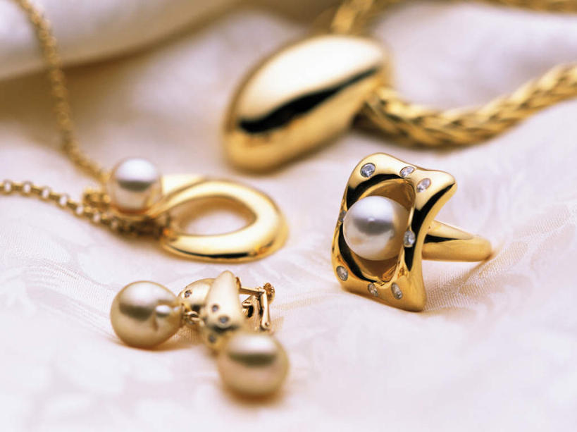 无人,横图,俯视,室内,特写,白天,白色背景,爱情,静物,项链,珠宝,朦胧,模糊,装饰,挂饰,浪漫,黄金,装饰品,戒指,饰品,首饰,金色,恩爱,摄影,影棚,胸针,华丽,修饰,信物,点缀,宝石,权利,金器,衬托,美观,雅致,雅观,贵金属,彩图,高角度拍摄,影棚拍摄,拍摄,金子