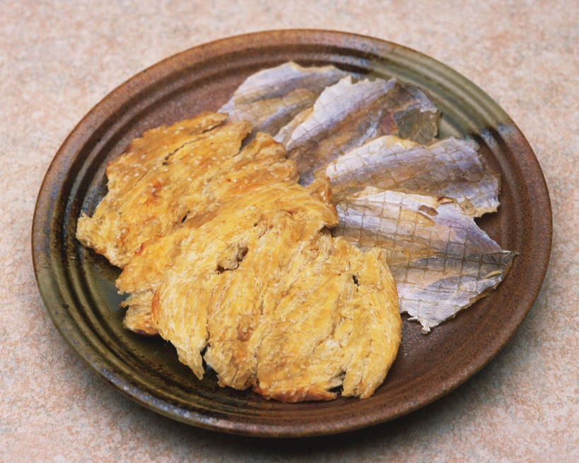 无人,横图,俯视,室内,特写,白天,餐桌,桌子,餐具,朦胧,模糊,碟子,盘,陶瓷,肉,鱼干,鱼肉,陶瓷制品,肉类,盘子,碟,餐台,鱼皮,肉食,彩图,高角度拍摄