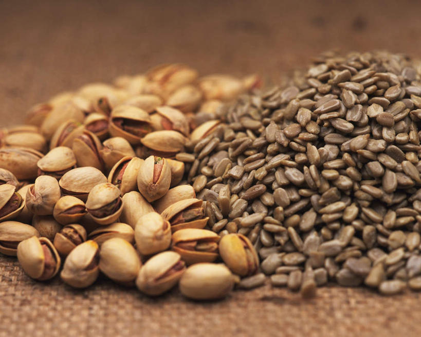 无人,横图,俯视,室内,特写,白天,餐桌,桌子,静物,一堆,许多,堆叠,堆积,朦胧,模糊,坚果,松子,松子仁,干果,餐台,堆,无名子,开心果,松仁,松籽仁,胡棒子,绿仁果,彩图,高角度拍摄