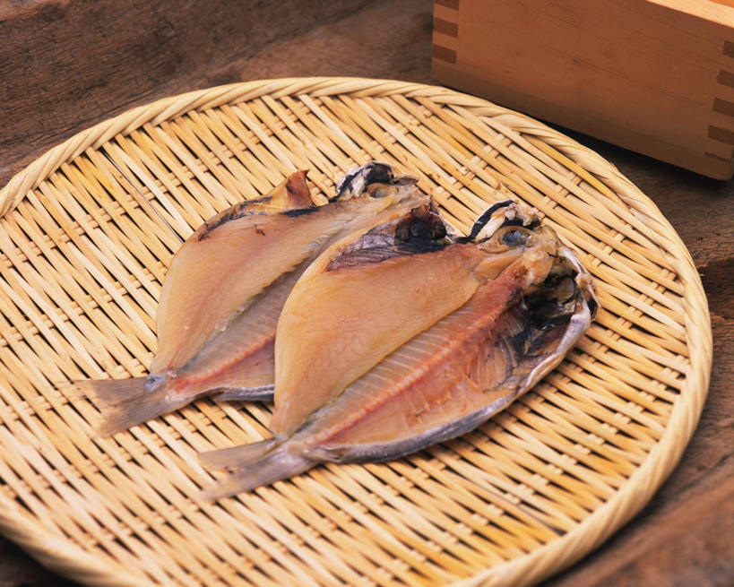 海鲜,无人,横图,俯视,室内,特写,白天,餐桌,桌子,杯子,一排,朦胧,模糊,整齐,木制,鱼,篮子,肉,鱼干,鱼肉,水产,肉类,鱼类,海洋生物,排列,两个,酒杯,藤编,餐台,队列,水生动物,海产品,水生物,肉食,海底动物,彩图,高角度拍摄