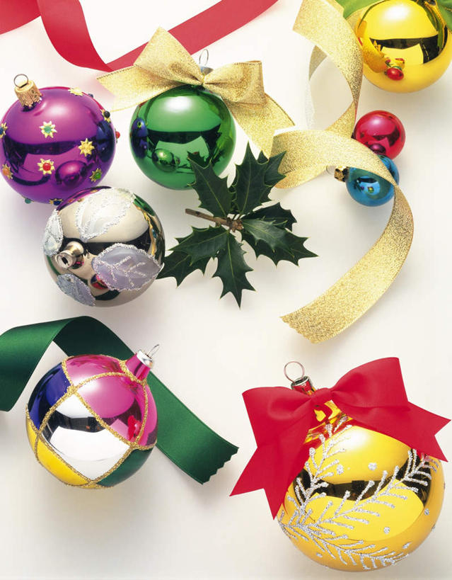 无人,竖图,俯视,室内,特写,白天,白色背景,静物,叶子,圣诞节,节日,庆祝,装饰,金属,丝绸,丝带,银色,绿叶,文化,绸带,球,红色,绿色,紫色,蝴蝶结,庆典,球体,金色,嫩叶,摄影,冬青,影棚,纪念,华丽,修饰,点缀,衬托,美观,雅致,雅观,枸骨冬青,构骨,猫儿刺,鸟不宿,叶,叶片,彩图,高角度拍摄,影棚拍摄,拍摄