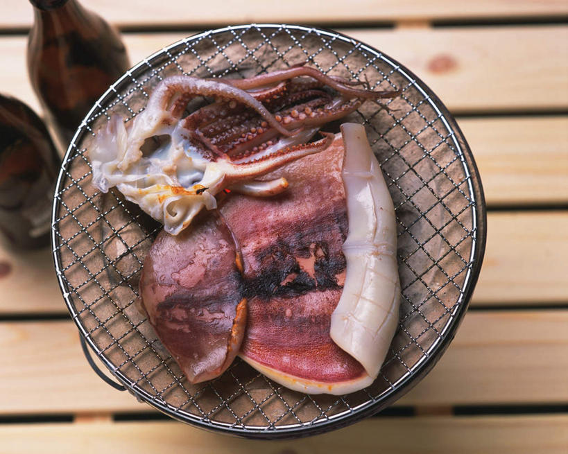 海鲜,无人,横图,俯视,室内,特写,白天,烧烤,餐桌,桌子,鱿鱼,两瓶,朦胧,模糊,烤炉,烤鱼,烤架,烤肉,水产,海洋生物,玻璃制品,酒瓶,玻璃瓶,瓶子,铁架,餐台,水生动物,海产品,水生物,海底动物,柔鱼,枪乌贼,彩图,高角度拍摄