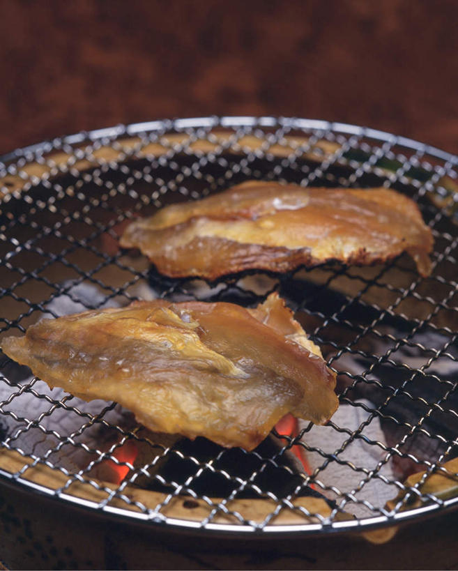 海鲜,无人,竖图,俯视,室内,特写,白天,烧烤,餐桌,桌子,朦胧,模糊,烤鱼,肉,鱼肉,烤架,烤肉,水产,肉类,海洋生物,两个,铁架,餐台,水生动物,海产品,水生物,肉食,海底动物,彩图,高角度拍摄