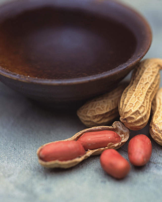 无人,竖图,俯视,室内,特写,白天,植物,餐桌,桌子,豆,花生,静物,餐具,朦胧,模糊,碟子,盘,豆类,豆子,坚果,盘子,碟,四个,长生果,餐台,花生仁,豆科,落花生,落生,花生米,花生豆,彩图,高角度拍摄