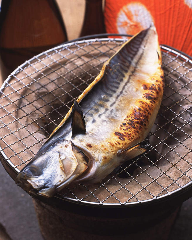 海鲜,无人,竖图,俯视,室内,特写,白天,烧烤,餐桌,桌子,一条,朦胧,模糊,鱼,烤鱼,肉,鱼肉,烤架,烤肉,水产,肉类,鱼类,海洋生物,铁架,餐台,水生动物,海产品,水生物,肉食,海底动物,彩图,高角度拍摄,全身