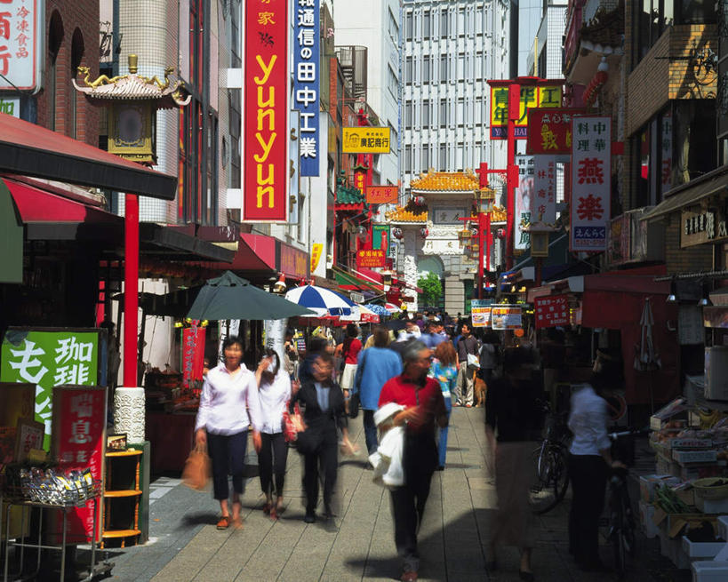 东方人,家,走,笑,说,微笑,露齿笑,横图,室外,白天,正面,度假,讨论,美景,城市风光,城市,道路,街道,路,公路,日本,亚洲,一排,朦胧,模糊,整齐,标志,伞,文字,雨伞,遮阳伞,字符,房屋,屋子,景观,唐人街,交通,许多人,黄种人,娱乐,标识,阳伞,楼房,招牌,广告,住宅,排列,一群人,享受,休闲,汉字,景色,放松,队列,中文,中华街,东亚,本州,本州岛,日本国,近畿地方,近畿,兵库,兵库县,南京町,神户,神户市,神戸,县厅,神戸市,交流,男人,男性,年轻男性,年轻女性,女人,女性,亚洲人,马路,步行,沟通,讲话,交谈,散步,商讨,说话,谈话,走路,彩图,全身,房子