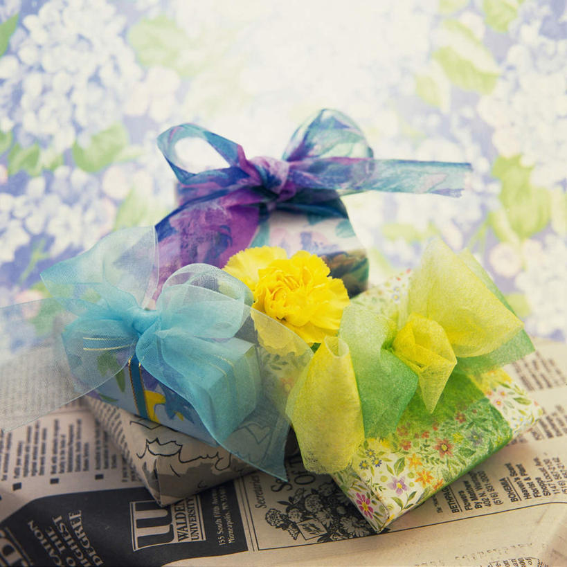 无人,方图,俯视,室内,特写,白天,桌面,桌子,报纸,礼盒,礼物,一张,信息,纸盒,盒子,包装盒,蝴蝶结,礼品盒,摄影,礼品,影棚,新闻,彩图,高角度拍摄,影棚拍摄,拍摄,报刊