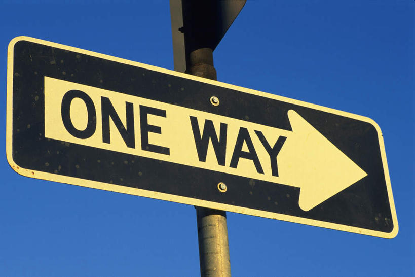 无人,横图,室外,特写,白天,仰视,指示牌,静物,英文,标志,文字,字符,字母,方向,标识,箭头,一个,黄色,蓝色,蓝天,天空,天,晴朗,单个,英文字母,指向,万里无云,簇,晴空,晴空万里,彩图,低角度拍摄