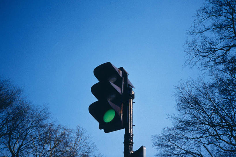 无人,横图,室外,白天,仰视,旅游,度假,安全,植物,红绿灯,信号灯,交通,娱乐,树,树木,蓝色,绿色,蓝天,天空,自然,天,享受,休闲,放松,警示,绿灯,生长,晴朗,成长,通畅,通行,提示,畅通,流通,交通信号灯,万里无云,行人信号灯,畅达,通顺,晴空,晴空万里,彩图,低角度拍摄