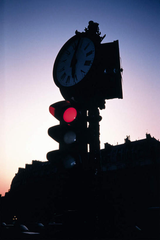 无人,竖图,室外,白天,正面,旅游,度假,安全,时间,时钟,红绿灯,信号灯,交通,警告,计时,娱乐,蓝色,蓝天,天空,钟表,天,享受,休闲,表,放松,警示,红灯,晴朗,禁止,提醒,提示,限制,流通,交通信号灯,万里无云,行人信号灯,塔钟,危险,钟,晴空,晴空万里,彩图