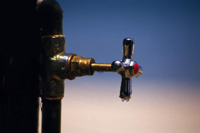 无人,横图,室外,特写,白天,正面,水,静物,湿,朦胧,模糊,管子,水龙头,液体,水滴,水管,开关,打开,阀门,开启,水咀,彩图