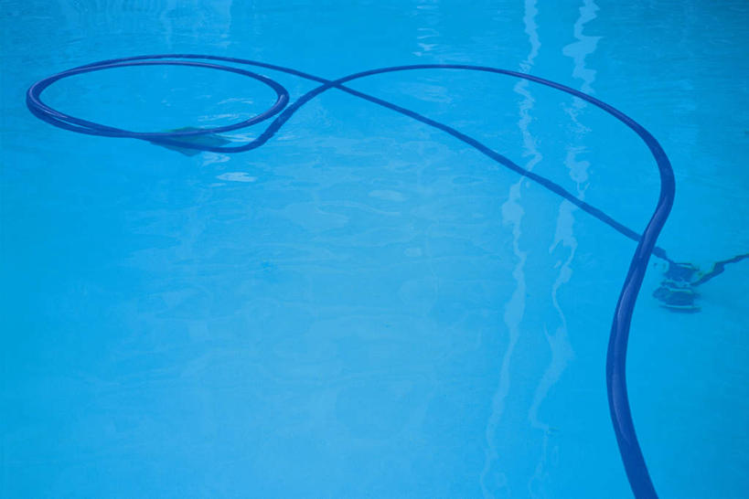 无人,游泳池,横图,俯视,室外,特写,白天,水,阴影,反射,液体,影子,水池,水滴,水面,泳池,蓝色,倒影,绳子,绳索,波光粼粼,彩图,高角度拍摄