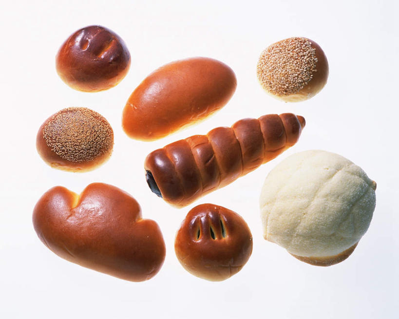 点心,面包,无人,横图,俯视,室内,特写,白天,白色背景,桌面,桌子,一排,许多,阴影,堆叠,条纹,整齐,围绕,反射,木制,影子,长条,芝麻,食品,面点,褐色,旋转,食物,糕点,排列,白色,木制品,摄影,影棚,堆,队列,脂麻,胡麻,白麻,巨胜子,油麻,彩图,高角度拍摄,影棚拍摄,拍摄