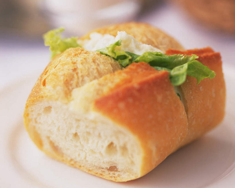 无人,横图,俯视,室内,特写,白天,烹饪,西餐,桌面,桌子,蔬菜,卷心菜,餐具,阴影,朦胧,模糊,新鲜,反射,木制,碟子,盘,影子,夹心,三明治,料理,食品,菜肴,美食,食物,一个,白色,盘子,木制品,碟,快餐,奶油,西式,佳肴,有机食品,绿色食品,单个,西式快餐,三文治,彩图,高角度拍摄