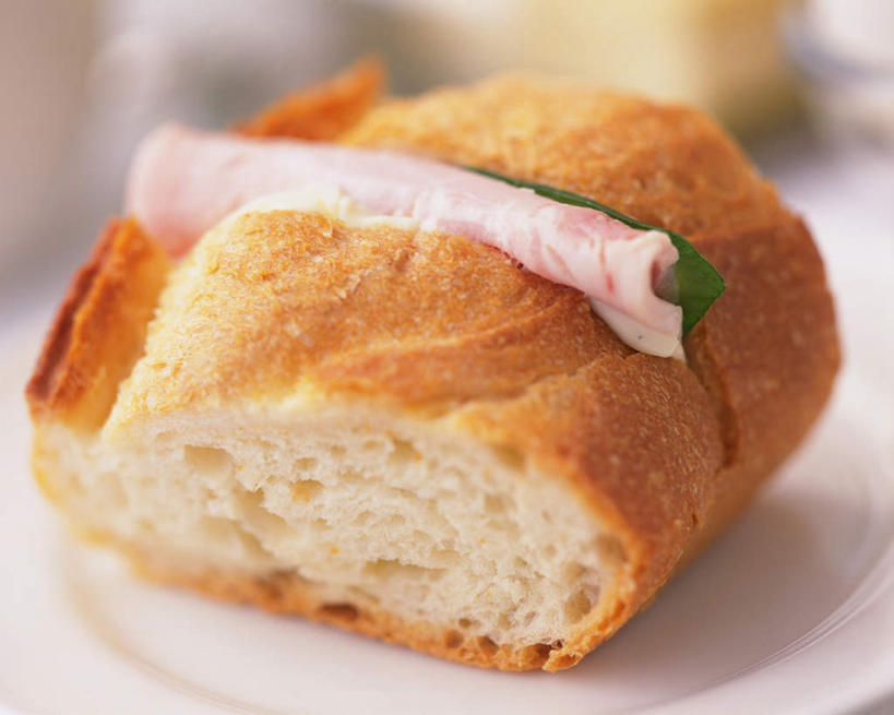 无人,横图,俯视,室内,特写,白天,烹饪,西餐,桌面,桌子,蔬菜,卷心菜,餐具,一片,切开,阴影,朦胧,模糊,新鲜,反射,木制,碟子,盘,影子,肉,夹心,三明治,料理,食品,火腿,菜肴,美食,肉类,食物,一个,白色,盘子,木制品,碟,快餐,奶油,切,西式,佳肴,有机食品,绿色食品,单个,剖面,肉食,西式快餐,切面,三文治,彩图,高角度拍摄