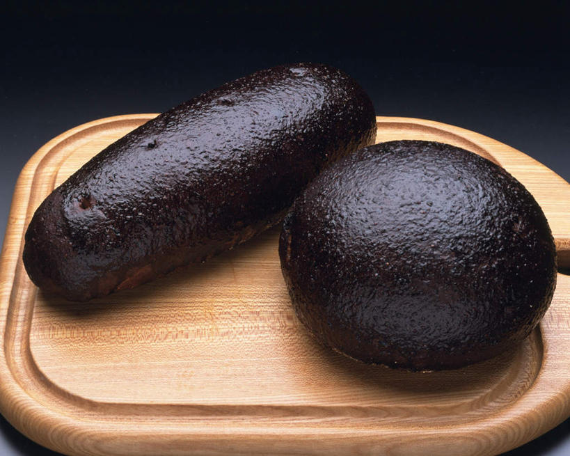 点心,面包,无人,横图,俯视,室内,特写,白天,桌面,桌子,两块,阴影,灰色背景,反射,木制,影子,长条,食品,面点,案板,球,砧板,食物,糕点,黑色,木制品,球体,摄影,影棚,彩图,高角度拍摄,影棚拍摄,拍摄