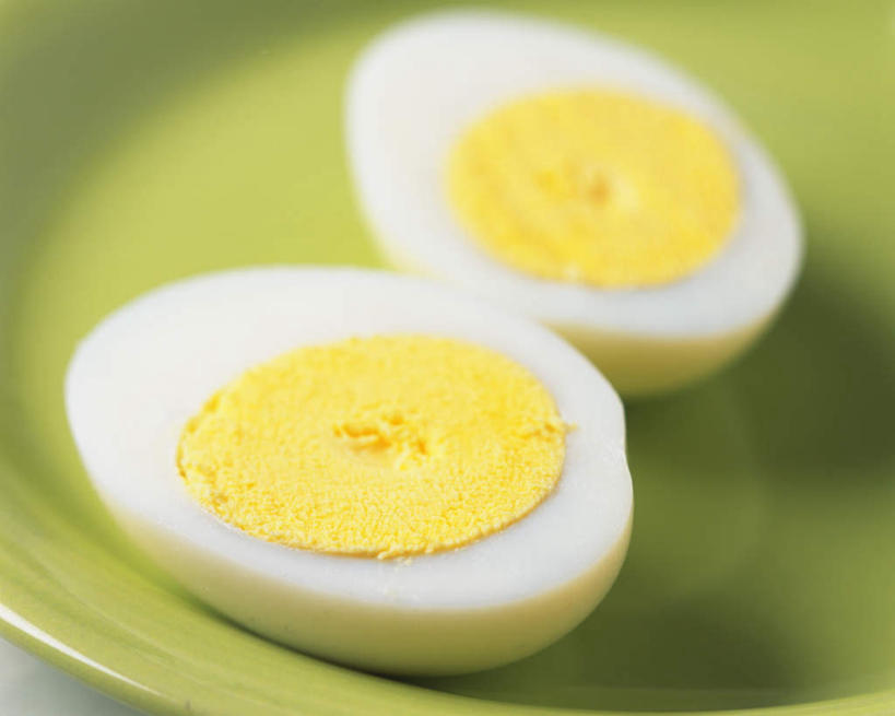 无人,横图,俯视,室内,特写,白天,桌面,桌子,餐具,切开,阴影,朦胧,模糊,反射,木制,碟子,盘,影子,蛋,蛋白,蛋黄,鸡蛋,两个,一个,黄色,绿色,白色,盘子,木制品,碟,切,单个,剖面,切面,卵,彩图,高角度拍摄