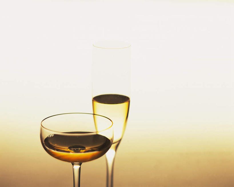 无人,横图,室内,特写,白天,白色背景,正面,桌面,桌子,杯子,阴影,反射,木制,高脚杯,液体,影子,红酒杯,玻璃制品,酒,两个,黄色,酒杯,木制品,香槟杯,玻璃杯,彩图