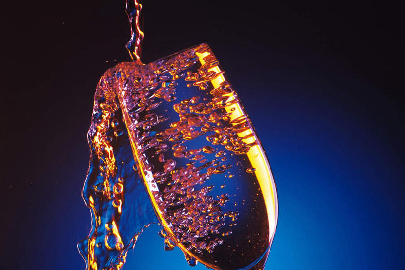 无人,横图,室内,特写,白天,正面,水,杯子,阴影,飞溅,蓝色背景,溅,反射,高脚杯,液体,影子,气泡,红酒杯,一杯,饮用水,玻璃制品,酒,黄色,泡泡,酒杯,矿泉水,摄影,流动,影棚,喷洒,溢出,蒸馏水,玻璃杯,彩图,影棚拍摄,拍摄