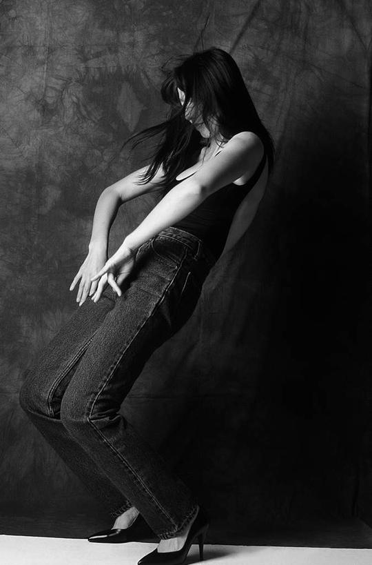 东方人,头发,一个人,站,蹲,摸,交叉,竖图,黑白,室内,白天,侧面,高跟鞋,鞋子,亚洲,仅一个年轻女性,仅一个女性,仅一个人,一双,抚摸,弯腰,阴影,内衣,裤子,反射,瓷砖,地砖,影子,墙,地面,牛仔裤,黄种人,墙壁,墙面,衣服,黑色,低头,站着,后仰,弯身,相交,交集,年轻女性,女人,女性,亚洲人,触摸,蹲着,接触,站立,全身