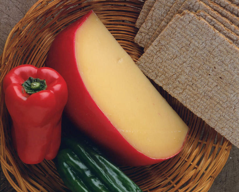 点心,奶酪,无人,交叉,横图,俯视,室内,特写,白天,烹饪,下午茶,西餐,桌面,桌子,竹子,苹果,辣椒,蔬菜,水果,一块,切开,阴影,竹制,新鲜,编织,反射,木制,篮子,影子,生食,干酪,起司,料理,食品,果实,芝士,营养,切块,菜肴,美食,食物,糕点,木制品,竹篮,饼干,切,乳酪,西式,佳肴,有机食品,绿色食品,竹条,交织,乳制品,竹制品,发酵,剖面,切面,辣角,红海椒,大椒,辣虎,广椒,爱达姆干酪,荷兰干酪,红波奶酪,红波芝士,穿插,辣子,红辣椒,海椒,番椒,彩图,高角度拍摄