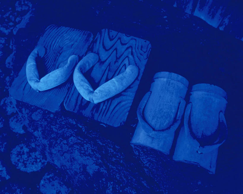 无人,横图,俯视,室内,特写,白天,石头,鞋子,一堆,许多,堆叠,堆积,蓝色背景,石子,两双,木屐,堆,木鞋,石块,彩图,高角度拍摄,人字拖,人字拖鞋