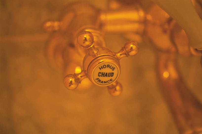 无人,横图,俯视,室内,特写,白天,卫生间,浴室,一根,阴影,黄色背景,朦胧,模糊,光线,水龙头,影子,水管,开关,黄色,阳光,浴缸,淋浴房,彩图,高角度拍摄,冲凉房,沐浴间,沐浴室