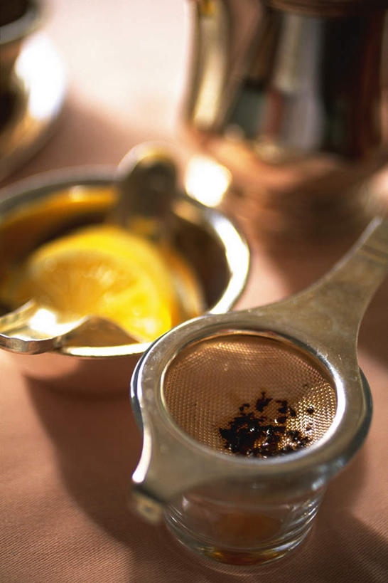 无人,竖图,俯视,室内,特写,白天,桌面,餐具,阴影,朦胧,模糊,光线,碟子,壶,盘,影子,茶道,茶叶,文化,水壶,一个,阳光,盘子,茶壶,碟,单个,茶艺,环境,滤茶器,东亚文化,礼法,修行,茶叶过滤器,茶杯,彩图,高角度拍摄,茶文化