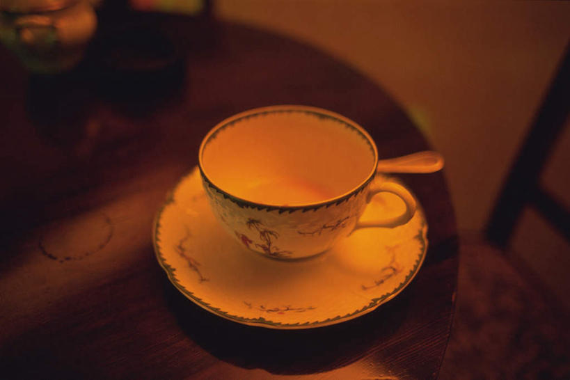 无人,横图,俯视,室内,特写,白天,餐桌,桌面,桌子,杯子,餐具,椅子,一把,阴影,花纹,条纹,朦胧,模糊,光线,瓷器,碟子,盘,图案,影子,勺子,木椅,咖啡杯,陶瓷制品,一个,阳光,盘子,调羹,碟,汤匙,单个,餐台,瓷杯,彩图,高角度拍摄