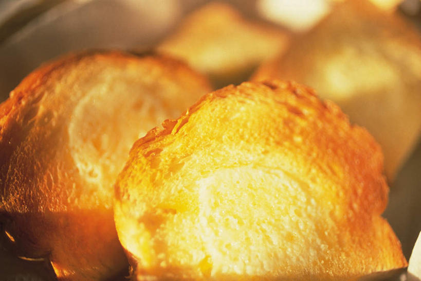 点心,面包,无人,横图,俯视,室内,特写,白天,桌面,切开,阴影,朦胧,模糊,光线,影子,食品,面点,食物,糕点,黄色,阳光,切,四块,剖面,切面,彩图,高角度拍摄