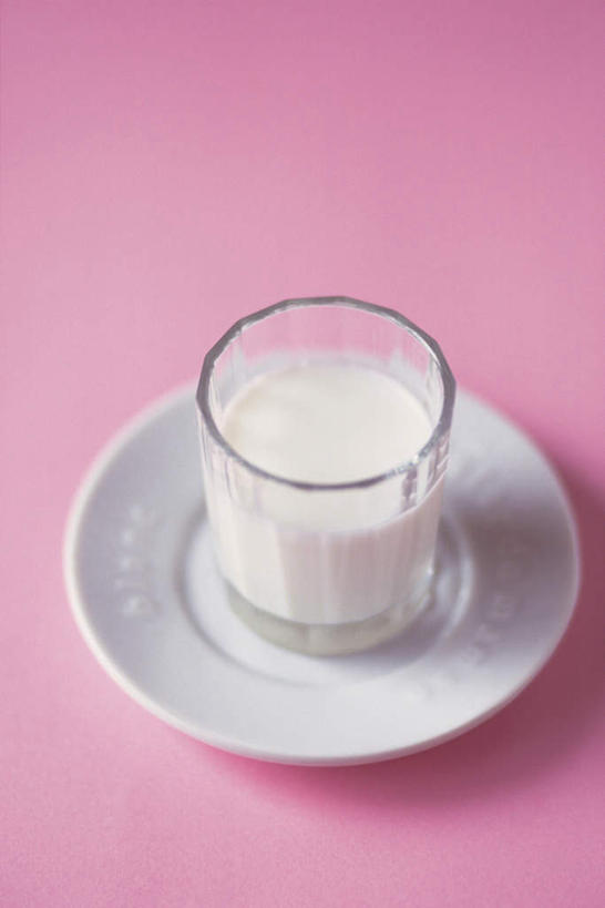 牛奶,无人,竖图,俯视,室内,特写,白天,早餐,桌面,杯子,餐具,阴影,粉色背景,光线,碟子,盘,影子,饮品,一杯,营养,玻璃制品,饮料,一个,白色,阳光,盘子,水杯,碟,早点,单个,乳制品,奶,安神,玻璃杯,彩图,高角度拍摄