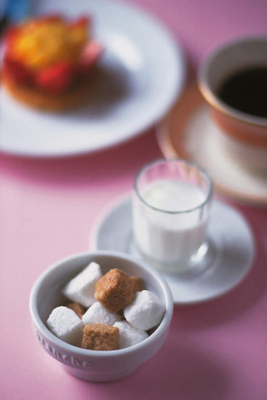 点心,牛奶,无人,竖图,俯视,室内,特写,白天,下午茶,早餐,桌面,杯子,餐具,一堆,一块,许多,阴影,堆叠,堆积,朦胧,模糊,光线,瓷器,碟子,盘,影子,调料,食品,糖,咖啡杯,陶瓷制品,饮品,调味品,一杯,营养,调味料,方糖,食物,糕点,饮料,粉色,黄色,阳光,盘子,碟,早点,堆,乳制品,奶,瓷杯,安神,半方糖,白方糖,彩图,高角度拍摄,蛋糕