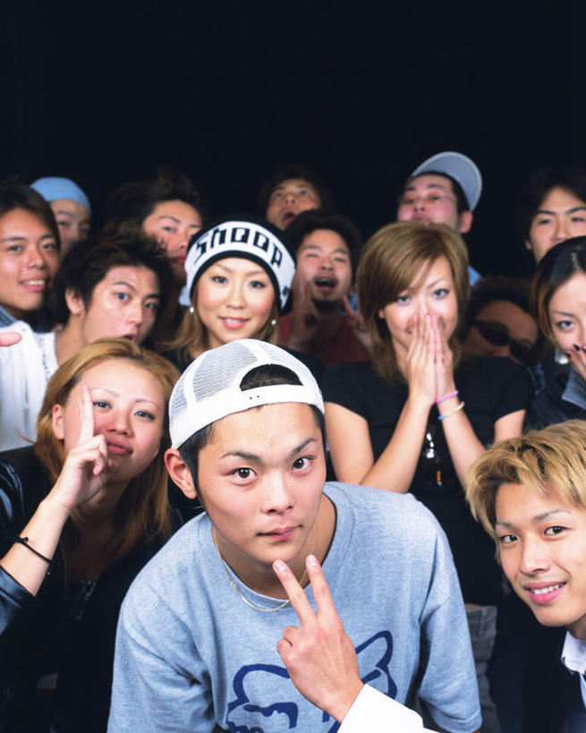 东方人,伙伴,朋友,站,蹲,笑,微笑,露齿笑,竖图,室内,白天,正面,快乐,兴奋,友谊,骄傲,成功,胜利,帽子,亚洲,一排,黑色背景,服装,朦胧,模糊,整齐,标志,文字,字符,字母,许多人,注视,休闲装,黄种人,标识,运动帽,排列,衣服,观察,看,手势,双手合十,站着,一群人,休闲,休闲服,鸭舌帽,自信,遮,遮掩,摄影,服饰,影棚,观看,察看,掩盖,遮挡,队列,关注,遮盖,合十,棉帽,掩饰,友情,男人,男性,年轻男性,年轻女性,女人,女性,亚洲人,蹲着,站立,半身,彩图,影棚拍摄,欢乐,开心,拍摄