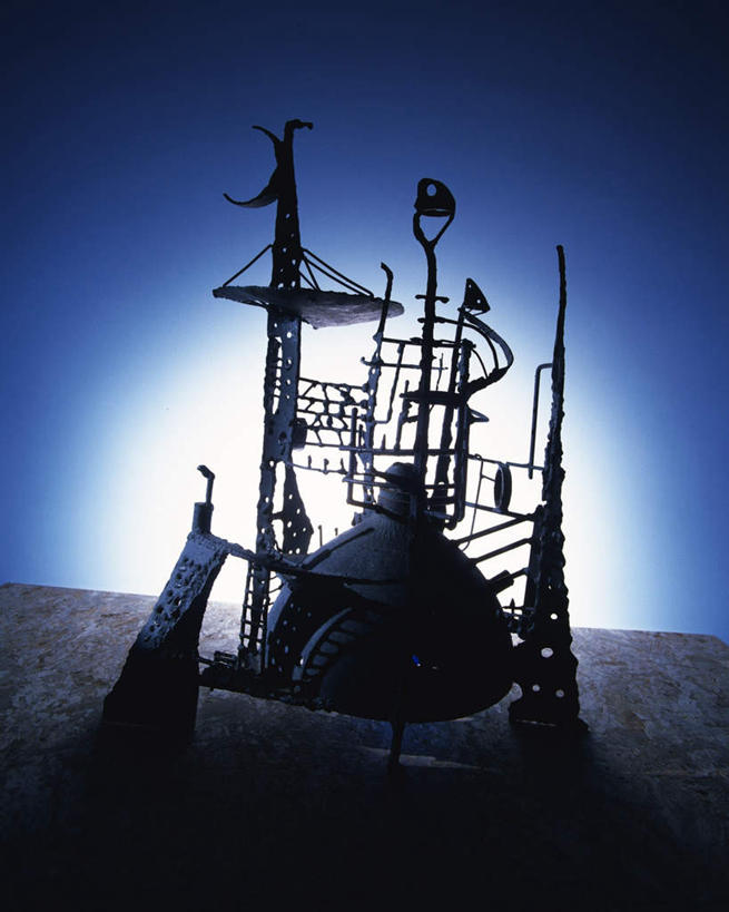 无人,竖图,室外,白天,仰视,桌子,金属制品,雕塑,朦胧,模糊,艺术,装饰,金属,雕刻,雕像,地平线,辽阔,地面,架子,手工品,蓝色,蓝天,天空,工艺品,天,广阔,晴朗,纪念,工艺,一望无际,美术,延伸,主题,陈列,万里无云,天地相交,功能,美学,漆雕,无边无际,一马平川,晴空,晴空万里,彩图,低角度拍摄