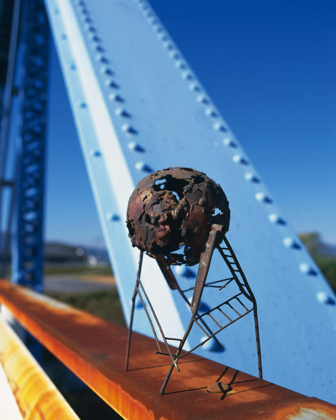 无人,竖图,室外,白天,正面,大桥,立交桥,桥梁,金属制品,雕塑,朦胧,模糊,艺术,装饰,金属,雕刻,雕像,高架,斜拉桥,桥,架子,蓝色,蓝天,天空,工艺品,天,晴朗,纪念,工艺,美术,主题,陈列,万里无云,功能,美学,漆雕,晴空,晴空万里,彩图