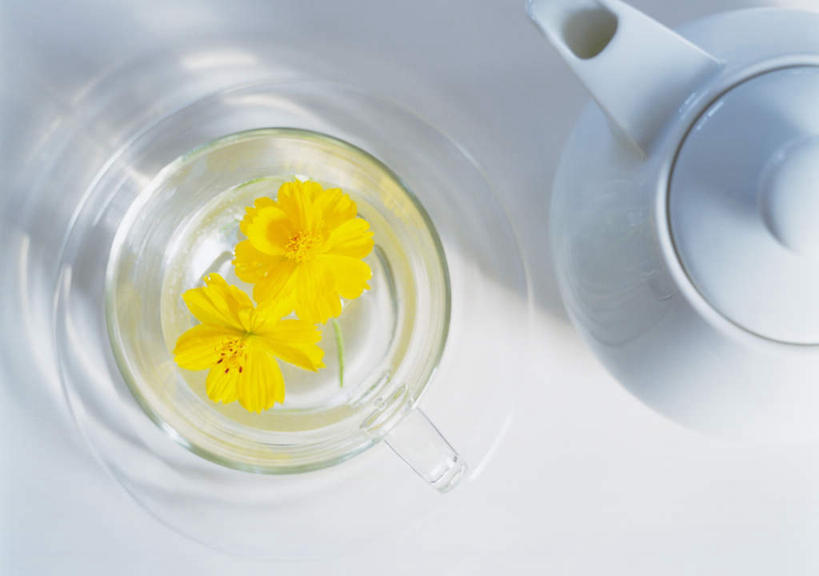 无人,横图,俯视,室内,特写,白天,水,桌子,杯子,餐具,阴影,朦胧,模糊,光线,瓷器,碟子,盘,液体,影子,陶瓷制品,饮用水,玻璃制品,盘子,茶壶,水杯,碟,矿泉水,瓷杯,蒸馏水,黄波斯菊,黄芙蓉,黄秋英,硫华菊,硫黄菊,玻璃杯,彩图,高角度拍摄