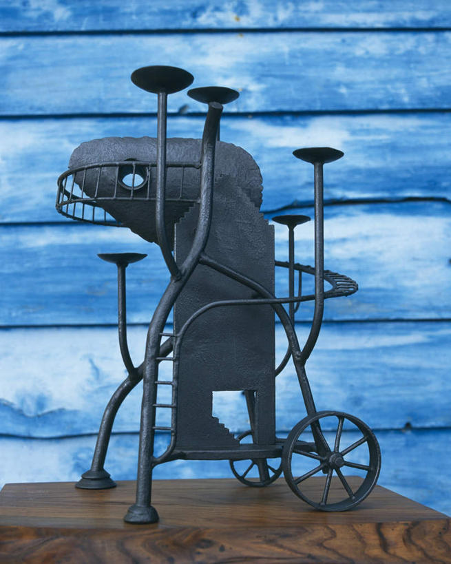 无人,竖图,室外,白天,正面,静物,金属制品,雕塑,艺术,装饰,金属,雕刻,雕像,木板,墙,架子,墙壁,墙面,工艺品,纪念,工艺,美术,主题,底座,陈列,功能,美学,漆雕,彩图