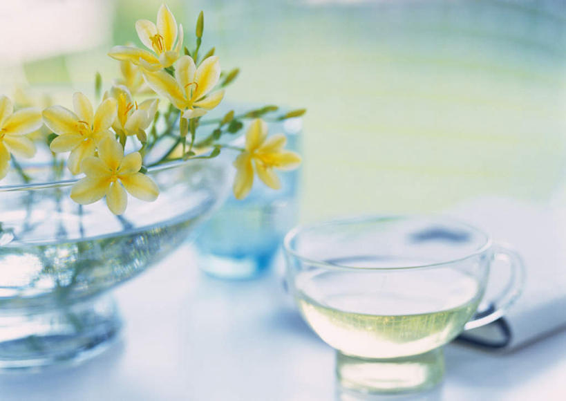 无人,横图,俯视,室外,白天,水,植物,桌子,杯子,书籍,许多,朦胧,模糊,盛开,液体,水滴,草药,药草,花蕾,中药,玻璃制品,花,花瓣,花朵,鲜花,黄色,水杯,花苞,花蕊,药材,中草药,中药材,本草,鬼扇,射干,乌吹,乌蒲,乌扇,玻璃杯,书,图书,彩图,高角度拍摄