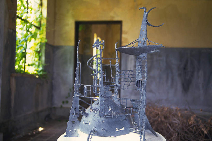 无人,家,横图,室内,白天,正面,荒凉,树林,植物,窗户,门,金属制品,雕塑,废弃,朦胧,模糊,破旧,艺术,装饰,金属,雕刻,雕像,房屋,屋子,干草,地面,楼房,玻璃窗,架子,住宅,树,树木,一个,绿色,自然,工艺品,门框,生长,单个,成长,纪念,工艺,美术,主题,陈列,干柴,功能,美学,荒芜,彩图,房子