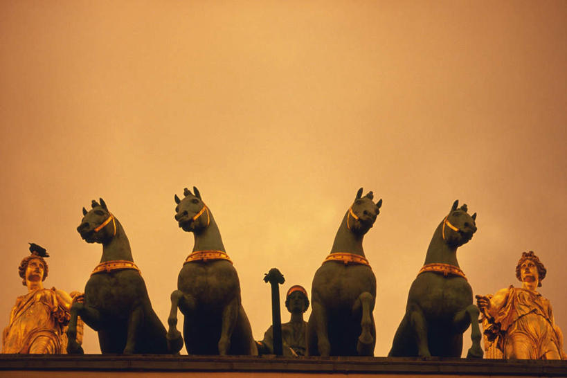 无人,站,横图,室外,白天,正面,旅游,度假,名胜古迹,标志建筑,地标,建筑,静物,雕塑,法国,巴黎,欧洲,一排,天使,遗迹,艺术,整齐,装饰,雕刻,雕像,陶瓷,古迹,文物,娱乐,建设,古建筑,排列,两个,四匹,灰色,天空,工艺品,天,站着,享受,休闲,金色,旅游胜地,放松,纪念,美术,队列,塞纳河,主题,陈列,古文明,独角兽,法兰西共和国,亚历山大三世桥,功能,美学,法兰西第五共和国,站立,彩图