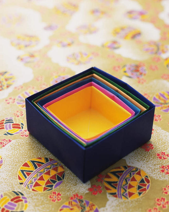 无人,竖图,俯视,室内,特写,白天,桌面,静物,礼盒,礼物,许多,阴影,花纹,重叠,反射,布料,图案,影子,纸盒,布纹,盒子,桌布,包装盒,餐巾,礼品盒,台布,叠加,摄影,礼品,影棚,彩图,高角度拍摄,影棚拍摄,拍摄