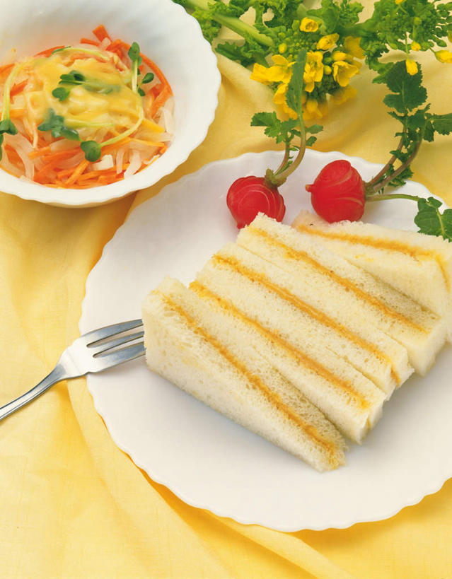 面包,无人,竖图,俯视,室内,特写,白天,烹饪,西餐,萝卜,胡萝卜,蔬菜,餐具,叶子,新鲜,布料,叉子,碟子,盘,三明治,料理,食品,绿叶,萝卜丝,土豆丝,菜肴,美食,菜花,桌布,食物,绿色,盘子,餐巾,碟,台布,快餐,嫩叶,西式,佳肴,有机食品,绿色食品,西式快餐,餐叉,三文治,叶,叶片,进餐用具,红萝卜,甘荀,彩图,高角度拍摄