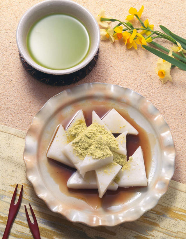 点心,无人,竖图,俯视,室内,特写,白天,下午茶,快乐,幸福,桌子,杯子,餐具,盛开,叉子,瓷器,碟子,盘,食品,玛格丽特,陶瓷制品,花蕾,雏菊,花,花瓣,花朵,鲜花,食物,糕点,黄色,盘子,碟,花苞,花蕊,菊花,活力,希望,坚强,瓷杯,和平,淀粉,餐叉,离别,延命菊,幸福花,春菊,马兰头花,暗恋,纯情,单恋,天真,进餐用具,彩图,高角度拍摄,愉快,蛋糕