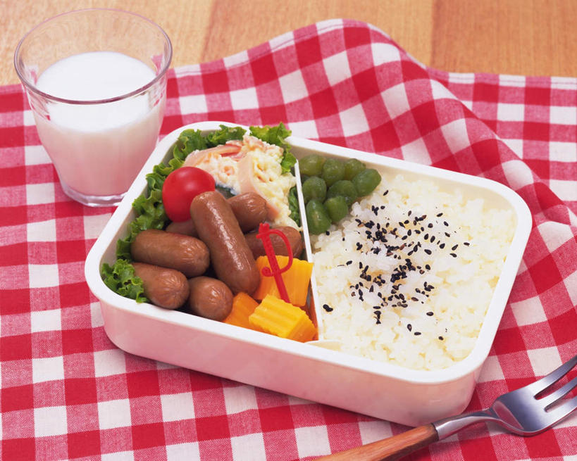 米饭,奶酪,牛奶,无人,横图,俯视,室内,特写,白天,烹饪,餐桌,桌子,葡萄,西红柿,杯子,布料,生菜,莴苣,莴笋,香肠,芝麻,干酪,起司,食品,饮品,饭,芝士,营养,布纹,火腿,菜肴,美食,玻璃制品,桌布,食物,饮料,餐巾,水杯,台布,乳酪,佳肴,餐台,五谷,乳制品,奶,发酵,叶用莴笋,香笋,脂麻,胡麻,白麻,巨胜子,春菜,鹅仔菜,莴仔菜,千金菜,安神,油麻,起士,玻璃杯,山葫芦,蒲桃,草龙珠,樱桃番茄,圣女果,番茄,彩图,高角度拍摄