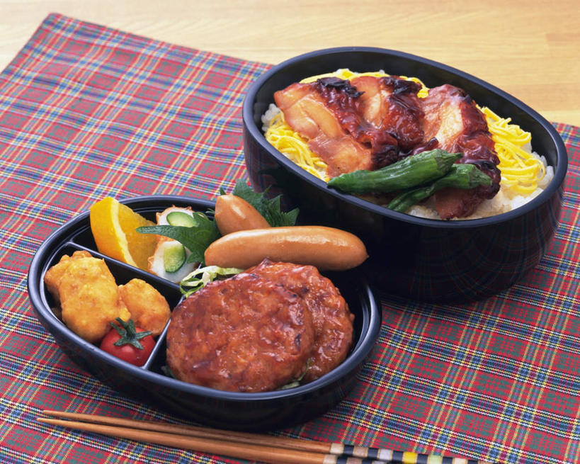 盒饭,无人,横图,俯视,室内,特写,白天,烹饪,餐桌,筷子,桌子,柑橘,蔬菜,西红柿,餐具,新鲜,便当,布料,青椒,香肠,食品,布纹,文化,传统,火腿,菜肴,美食,桌布,食物,餐巾,台布,大排,便捷,佳肴,有机食品,绿色食品,便当盒,餐台,礼节,便利,肉排,礼仪,大椒,快捷,菜椒,弁当,进餐用具,橘子,桔子,橙子,橙,樱桃番茄,甜椒,柿子椒,圣女果,番茄,灯笼椒,彩图,高角度拍摄