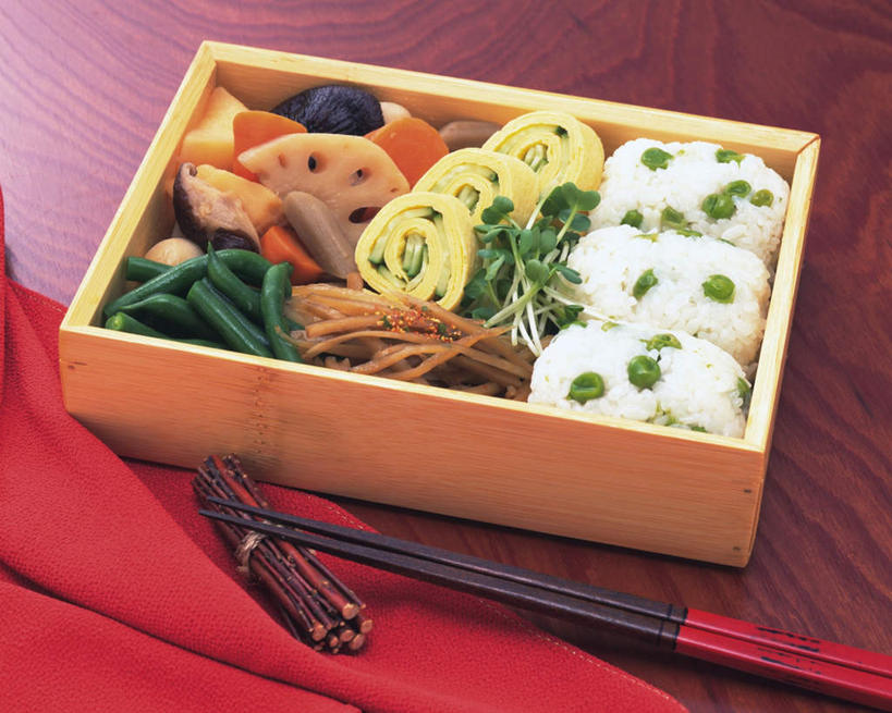 盒饭,饭团,无人,横图,俯视,室内,特写,白天,烹饪,植物,餐桌,筷子,桌子,萝卜,胡萝卜,餐具,便当,布料,豆类,豆子,菌菇,蘑菇,豌豆,食品,筷架,菌类,布纹,筷枕,文化,传统,荷兰豆,菜肴,美食,桌布,食物,餐巾,台布,藕片,食用菌,便捷,佳肴,便当盒,餐台,礼节,筷子架,便利,礼仪,雪豆,豆科,快捷,寒豆,毕豆,麻累,国豆,小寒豆,麦豌豆,弁当,进餐用具,红萝卜,甘荀,彩图,高角度拍摄