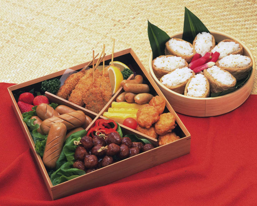 盒饭,米饭,寿司,无人,横图,俯视,室内,特写,白天,烹饪,餐桌,桌子,草莓,柠檬,西红柿,水果,阴影,新鲜,反射,便当,布料,影子,粽叶,生食,香肠,日本料理,料理,食品,果实,饭,火腿肠,布纹,菜肴,美食,桌布,食物,红色,餐巾,台布,日式料理,日式,便捷,佳肴,有机食品,绿色食品,便当盒,餐台,五谷,便利,醋饭,快捷,弁当,四喜饭,益母果,洋莓,水果皇后,柠果,红莓,地莓,樱桃番茄,圣女果,番茄,彩图,高角度拍摄