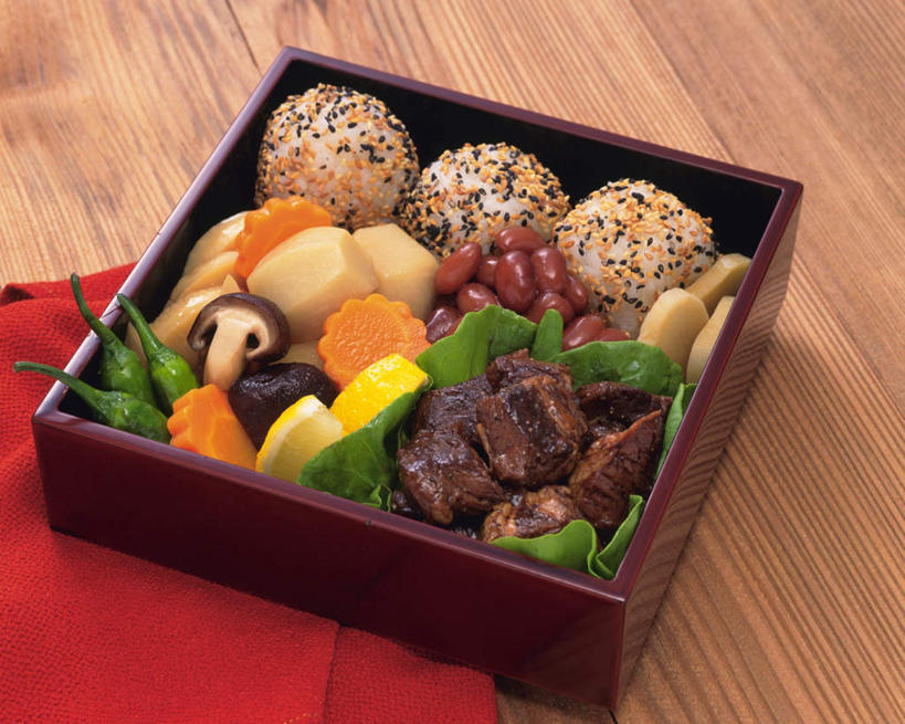 盒饭,饭团,无人,横图,俯视,室内,特写,白天,烹饪,餐桌,桌子,萝卜,胡萝卜,便当,布料,菌菇,蘑菇,青椒,生菜,莴苣,莴笋,芝麻,食品,菌类,布纹,菜肴,美食,桌布,食物,红色,餐巾,台布,食用菌,便捷,佳肴,便当盒,餐台,便利,大椒,叶用莴笋,香笋,快捷,菜椒,脂麻,胡麻,白麻,巨胜子,春菜,鹅仔菜,莴仔菜,千金菜,油麻,弁当,甜椒,柿子椒,红萝卜,甘荀,灯笼椒,彩图,高角度拍摄